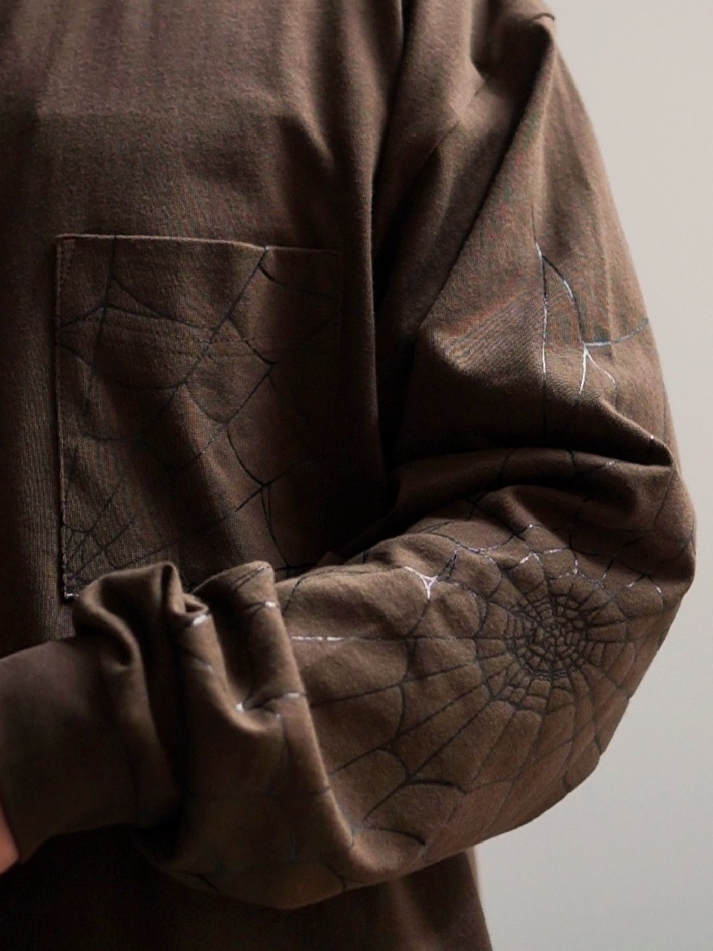 TYPE VT14 SPIDER-WEB LONG SLEEVE-T - Chocolate