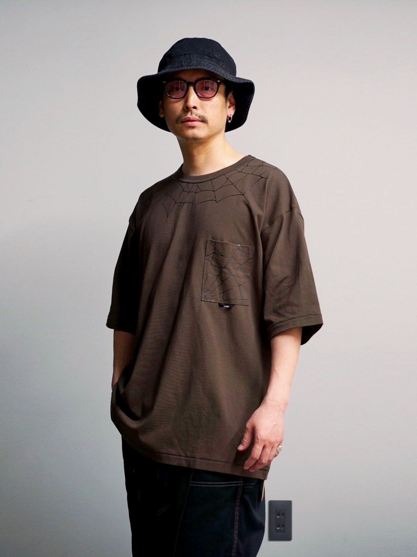 TYPE VT15 SPIDER-WEB SHORT SLEEVE-T - Chocolate