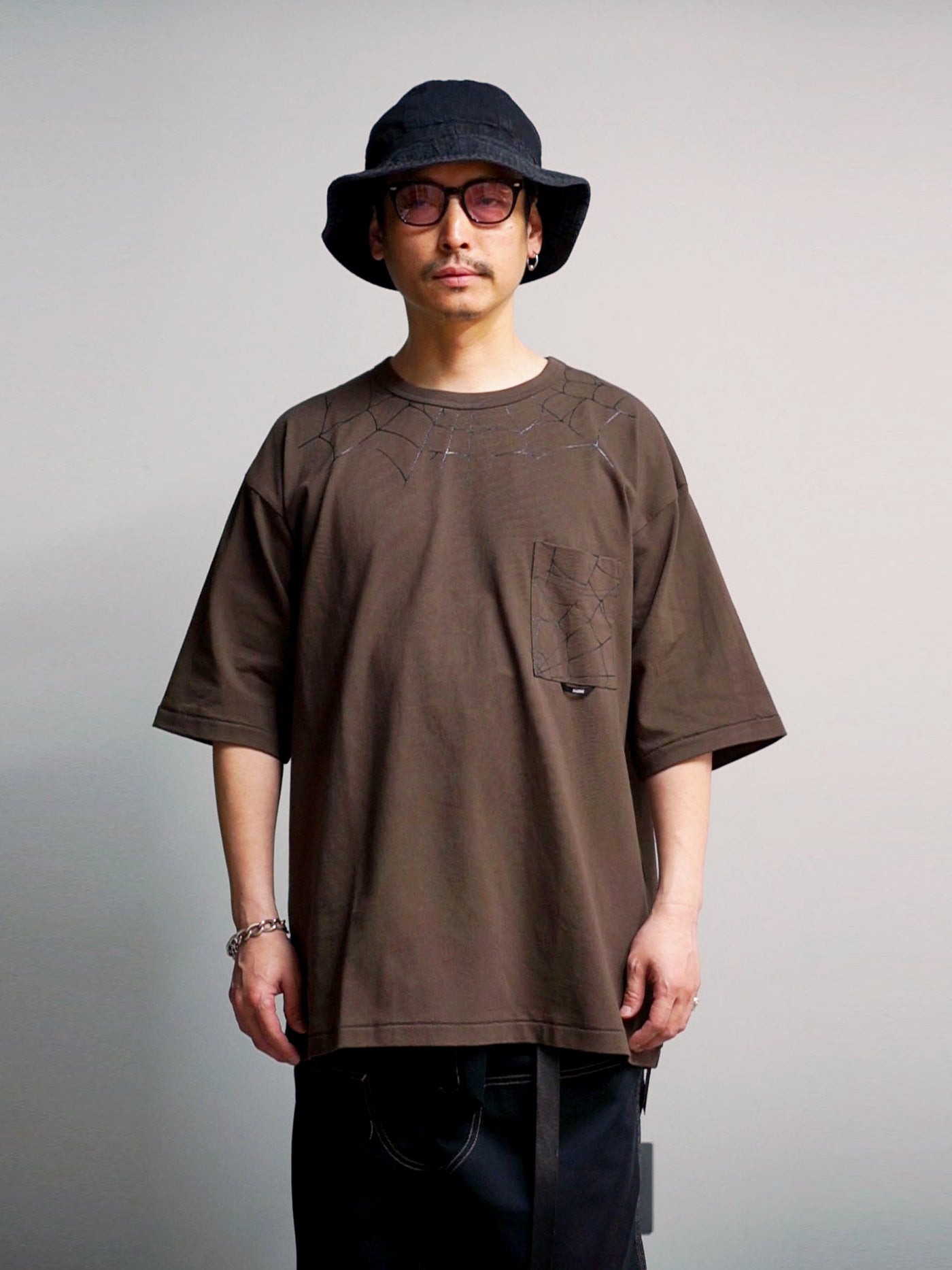 TYPE VT15 SPIDER-WEB SHORT SLEEVE-T - Chocolate