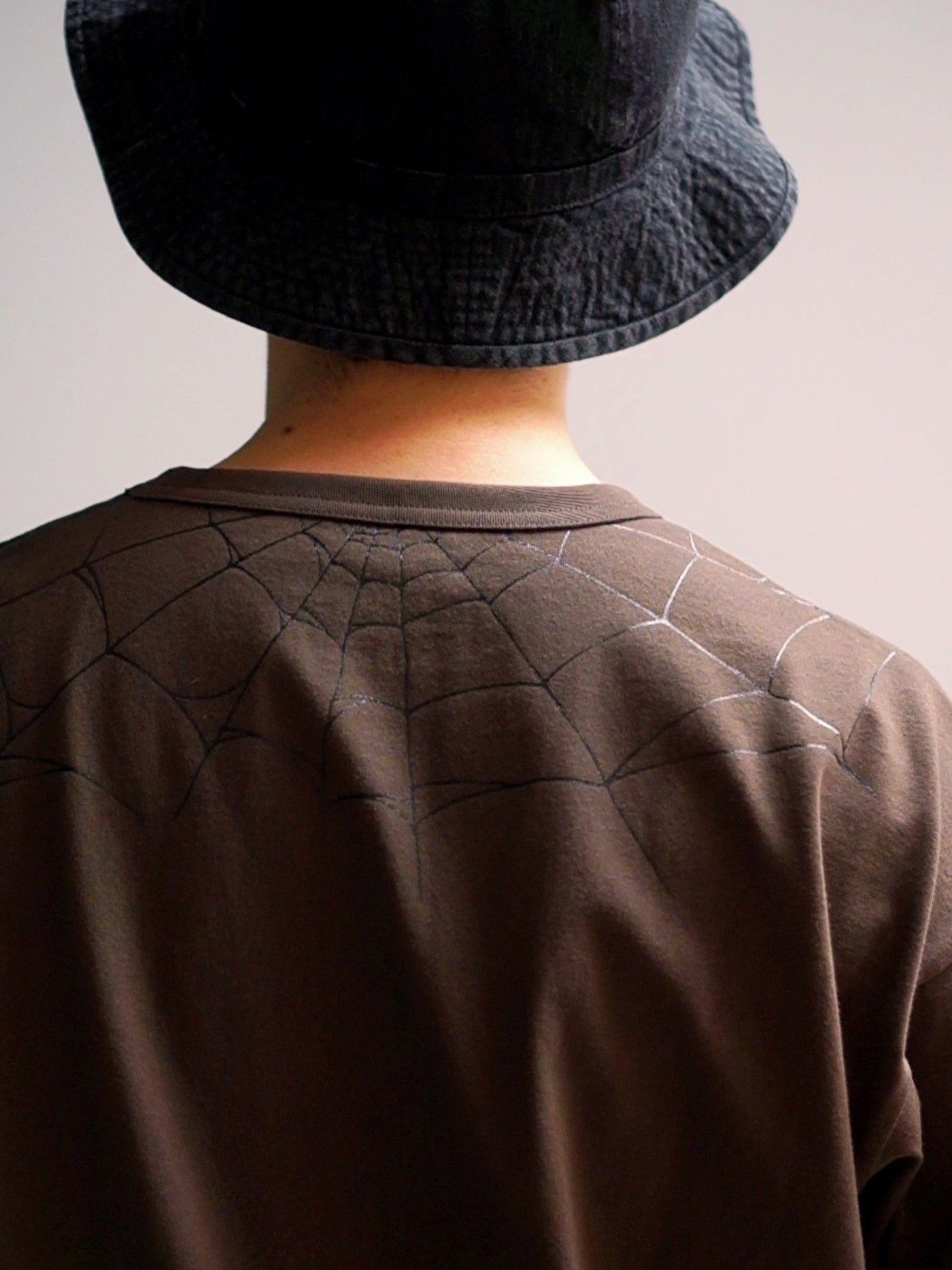 TYPE VT15 SPIDER-WEB SHORT SLEEVE-T - Chocolate