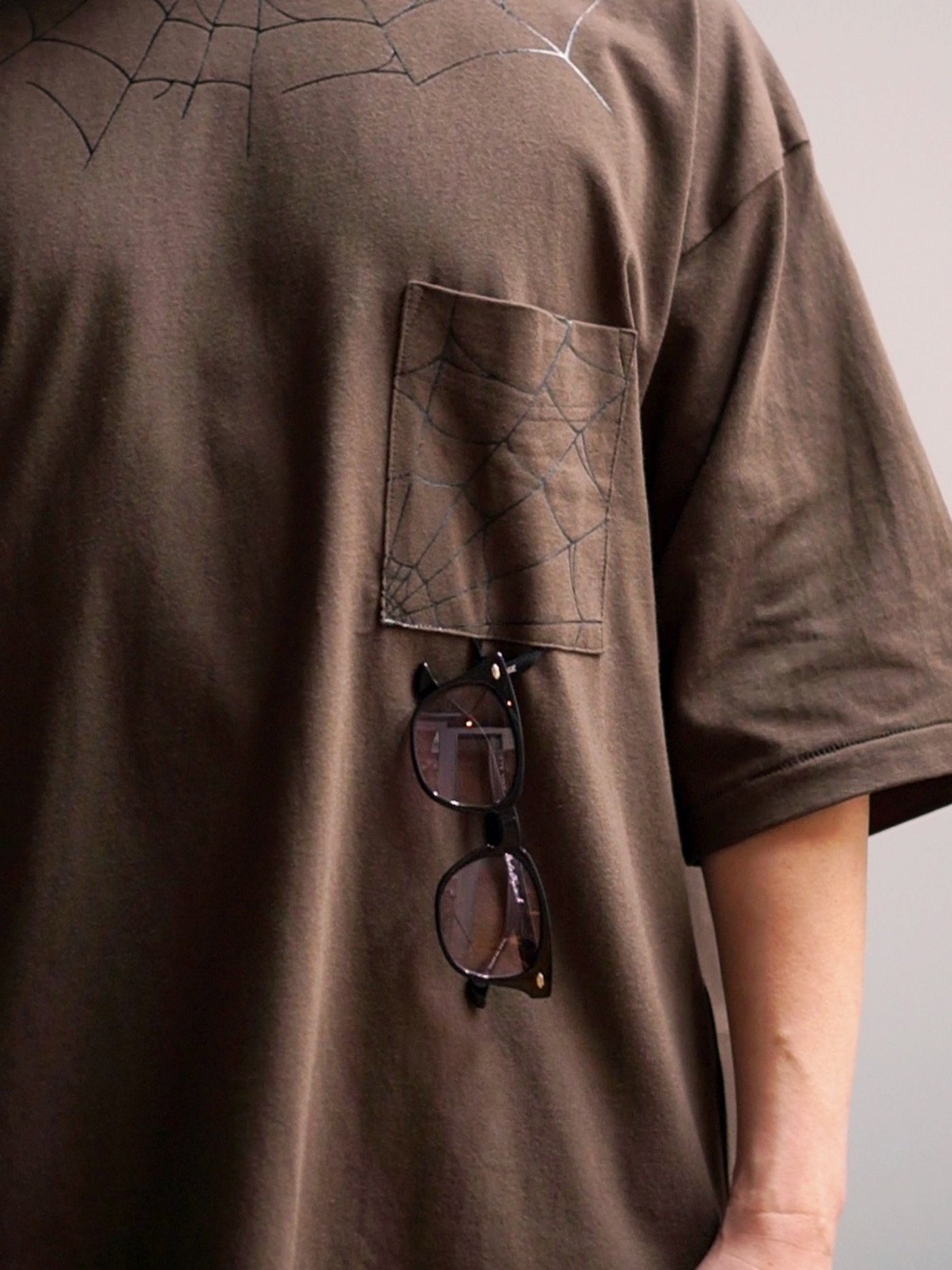 TYPE VT15 SPIDER-WEB SHORT SLEEVE-T - Chocolate