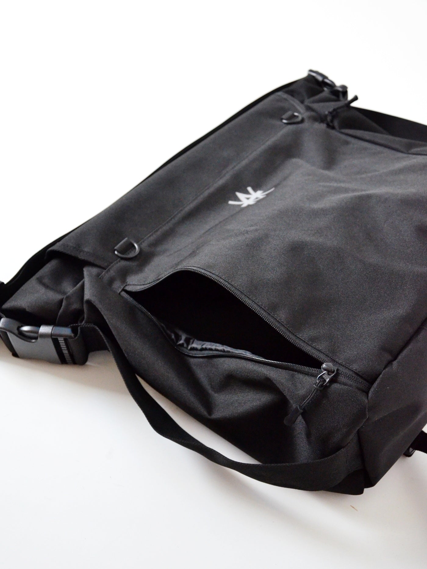 EMD REFLECTLINE MESSENGER BAG