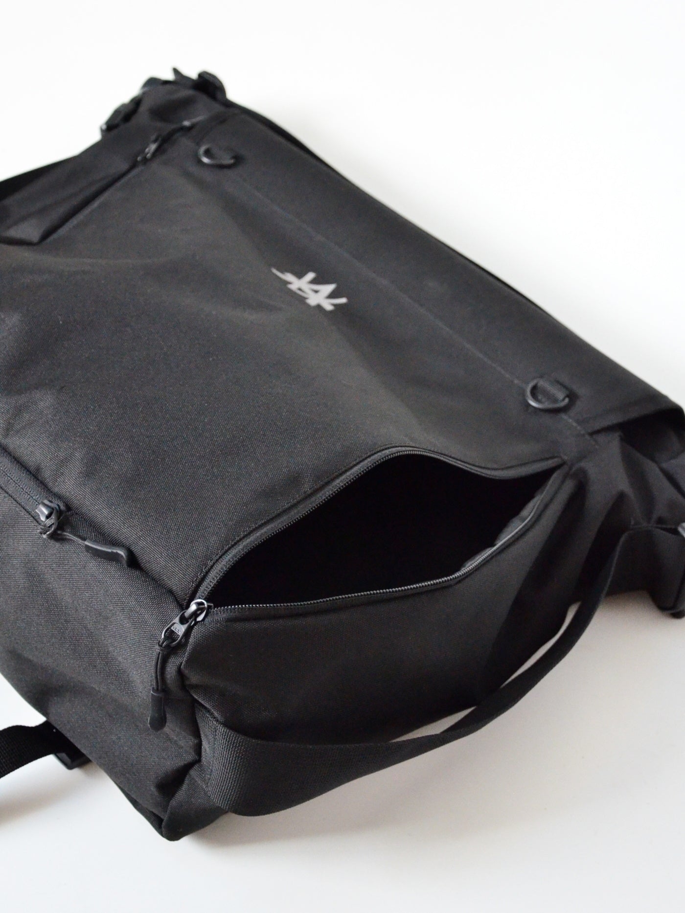 EMD REFLECTLINE MESSENGER BAG