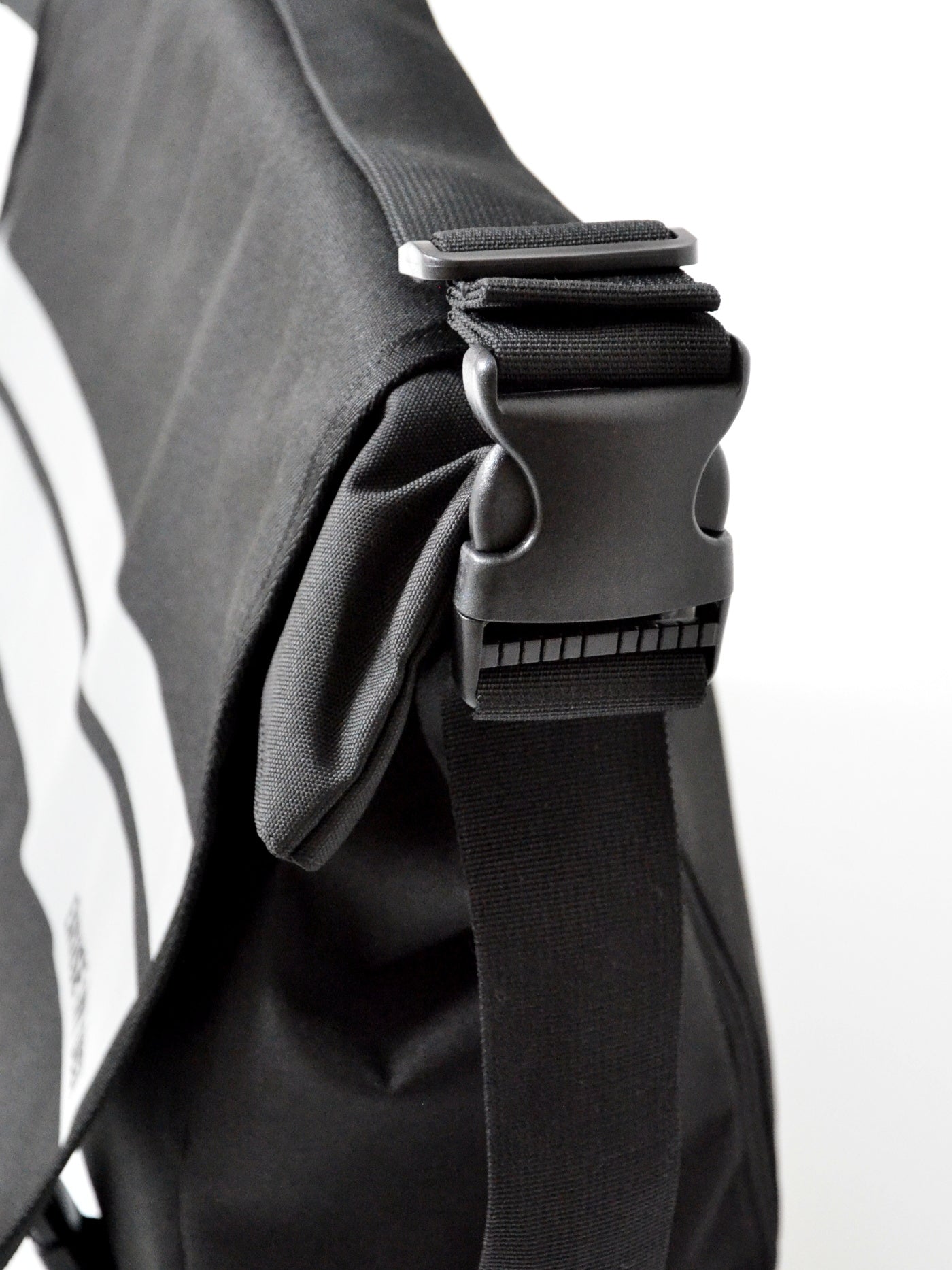 EMD REFLECTLINE MESSENGER BAG
