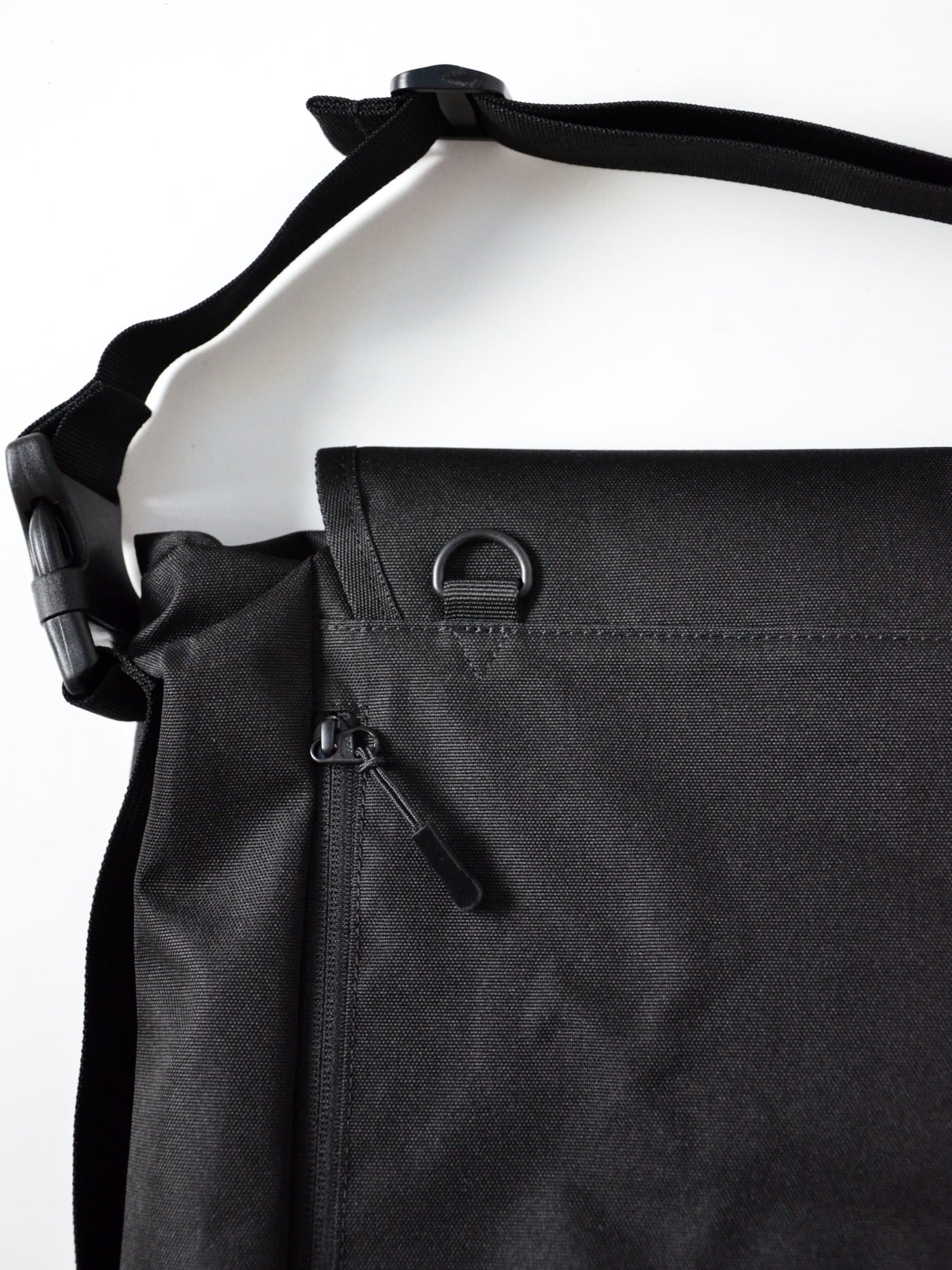 EMD REFLECTLINE MESSENGER BAG